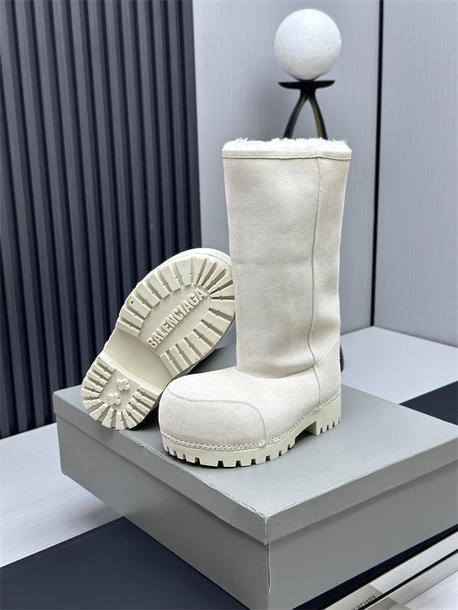 Ba*len*cia*ga alaska fur boot