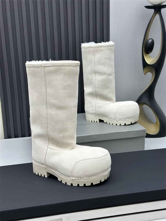 Ba*len*cia*ga alaska fur boot