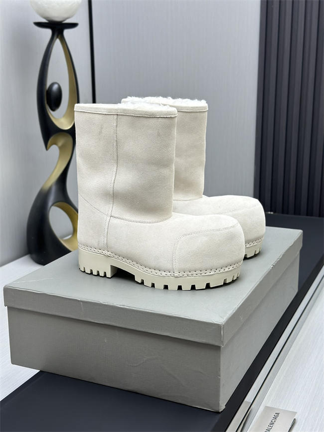 Ba*len*cia*ga alaska fur boot
