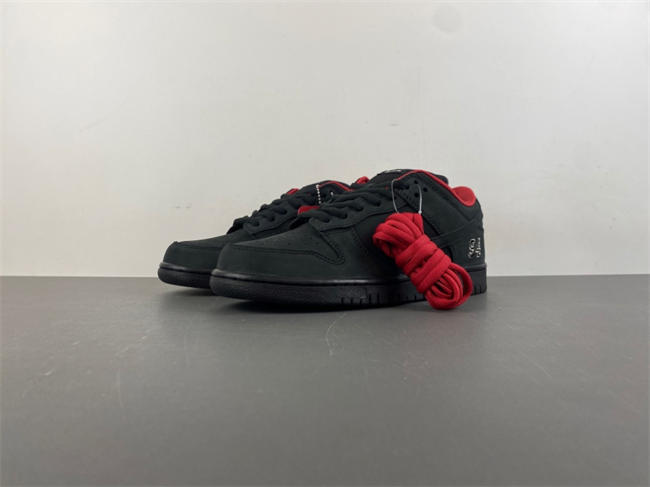 S*p*e x nike sb dunk low “black/red”