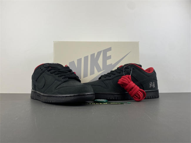 S*p*e x nike sb dunk low “black/red”